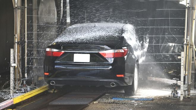 ¿Es bueno limpiar el coche en un túnel de lavado?